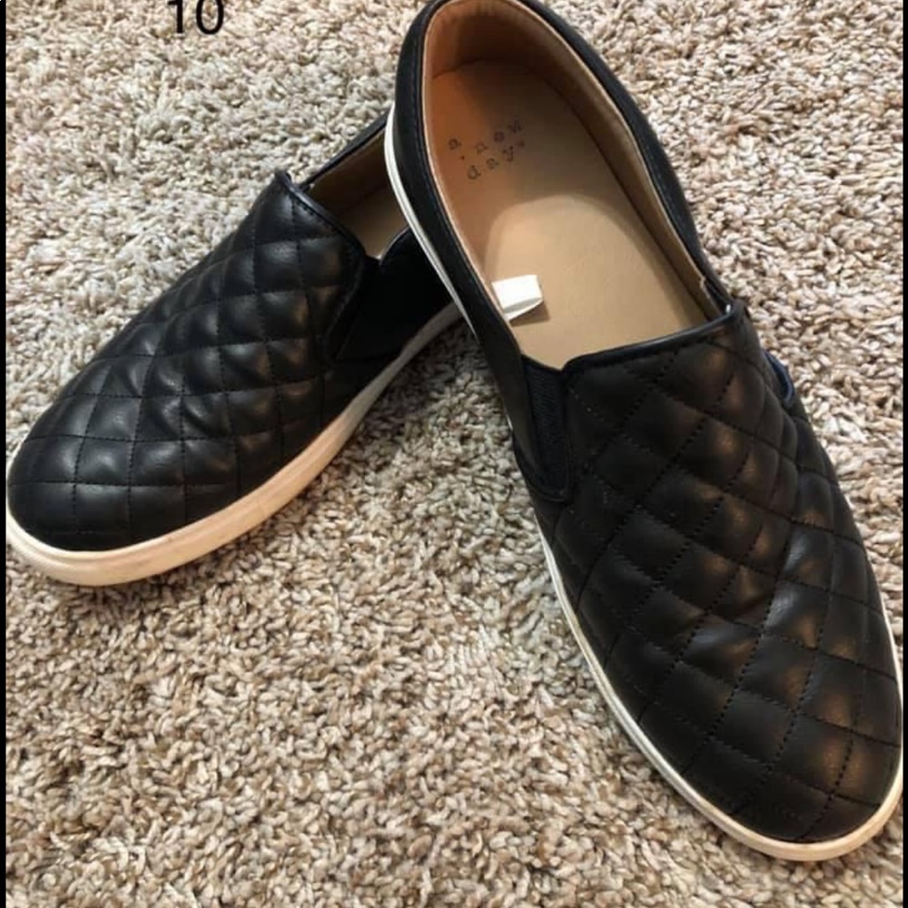 Woman’s quilted flat shoe